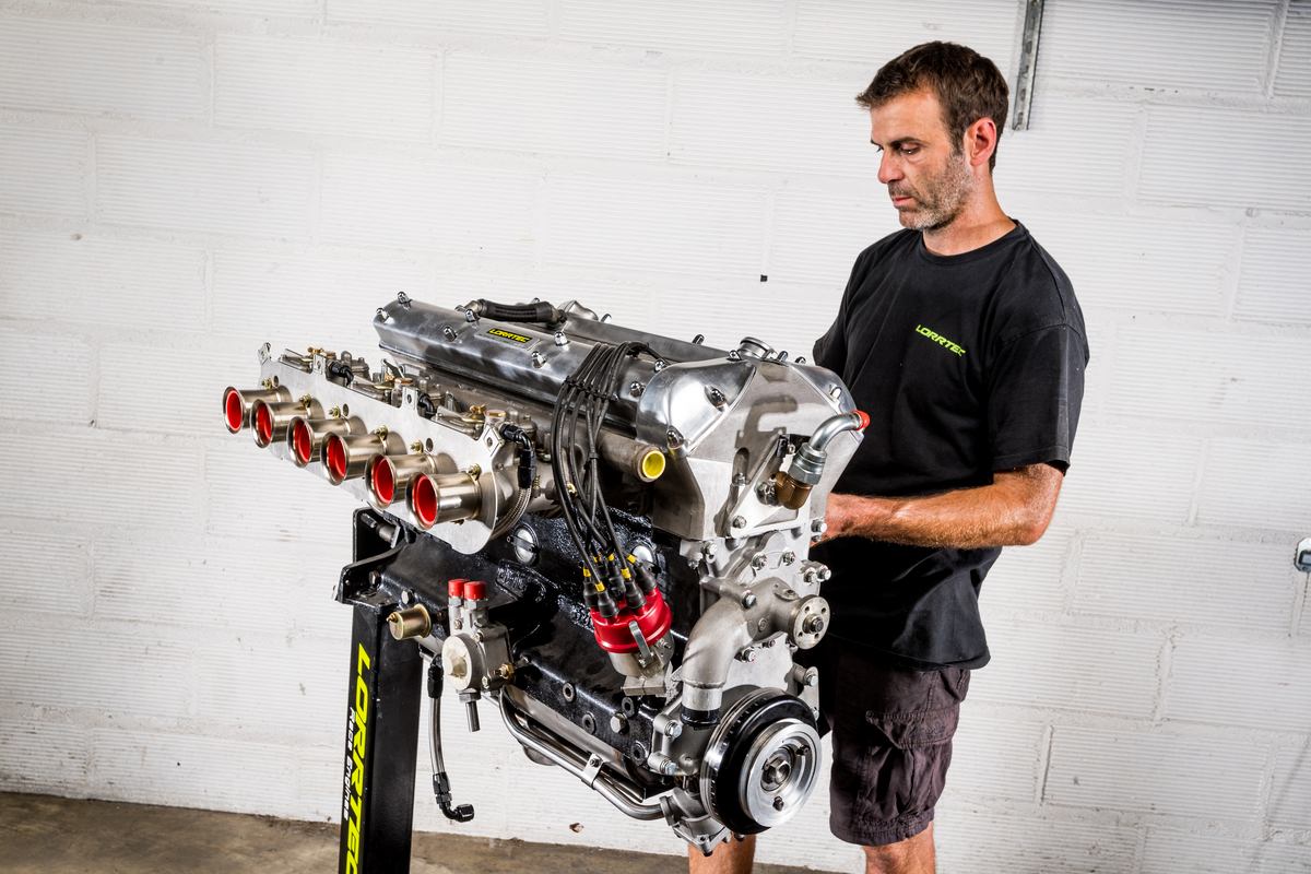 Fin de montage d'un 6 cylindres en ligne 3,8L de Jaguar Type E