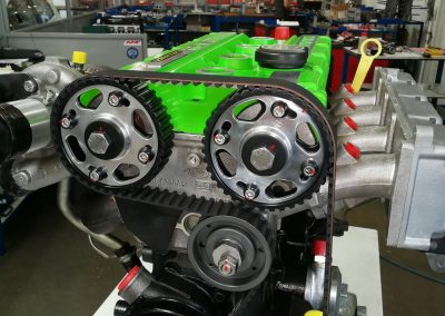 Photo d&eacute;tail moteur Escort Cosworth, poulies r&eacute;glables