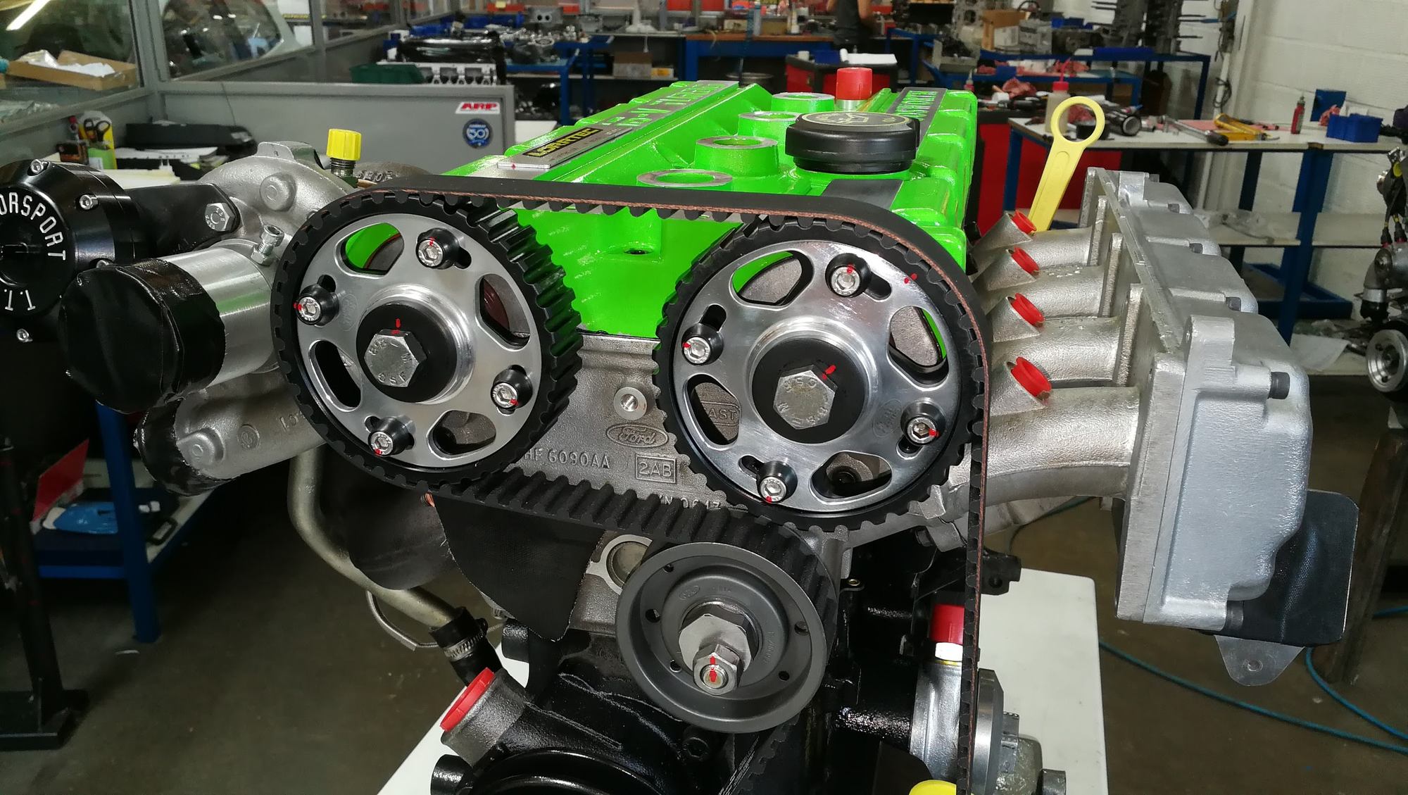 Photo d&eacute;tail moteur Escort Cosworth, poulies r&eacute;glables